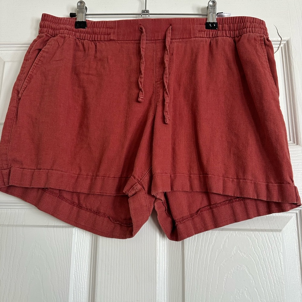 Women’s high-waisted, drawstring linen shorts. 3.5” inseam, size large.